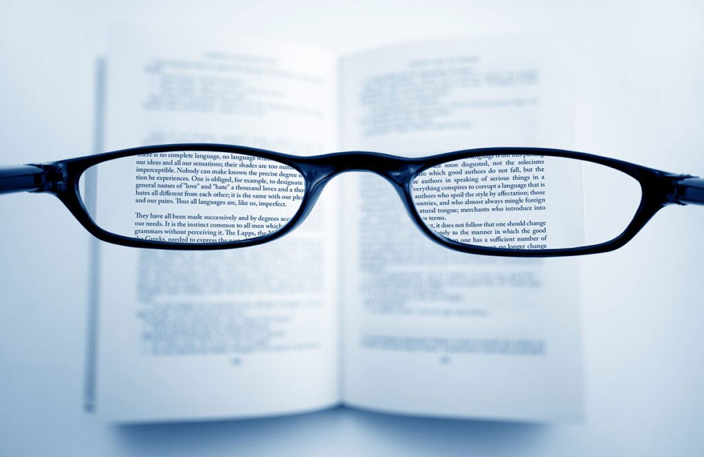 Brille oder Kontaktlinsen nach 40: Was ist Alterssichtigkeit?