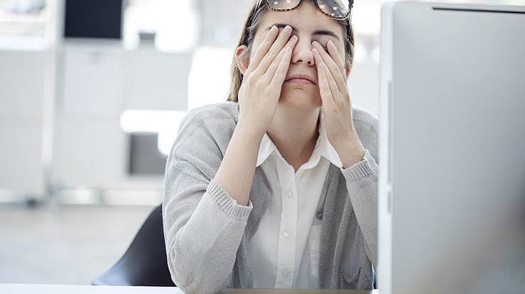 Augen im Büro